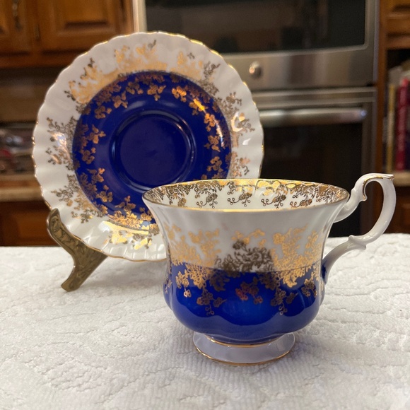Vintage 1970’s Royal Albert Bone China Cobalt Blue/Gold  Cup/Saucer Regal Serie. - Picture 2 of 14